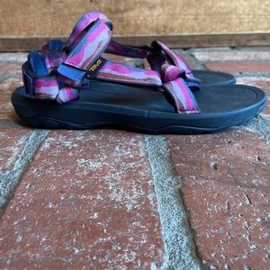TEVA Sandals.     Y7/W9.